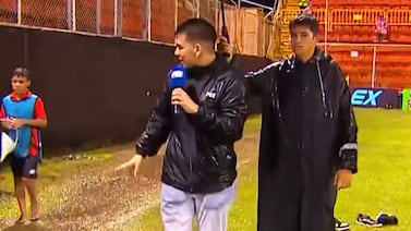 ¡Se puso la 10 bajo el agua! Periodista de FOX se roba el show en el Puerto y termina hasta sin tenis