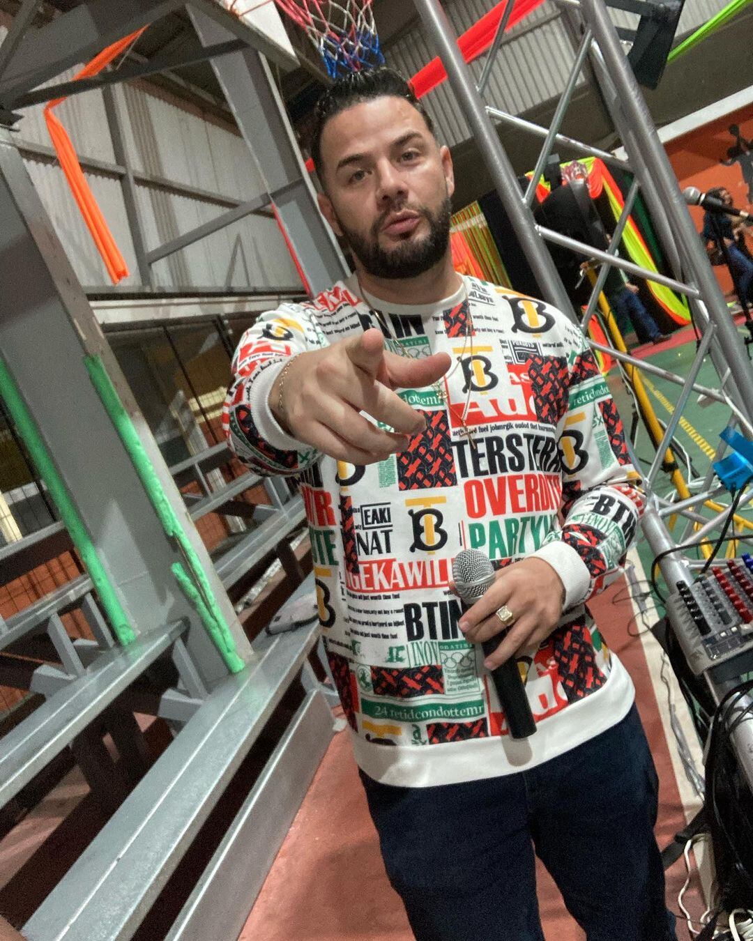 El artista nacional Young Steele vive un calvario desde hace 10 años, luego de un accidente. Necesita una operación en su hombro y en la CCSS no resuelven.