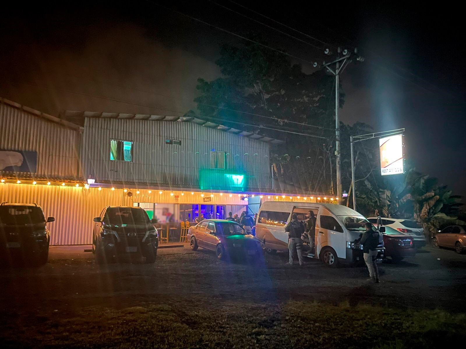 Detenidos sospechosos de prostituir mujeres en bar. Foto OIJ.