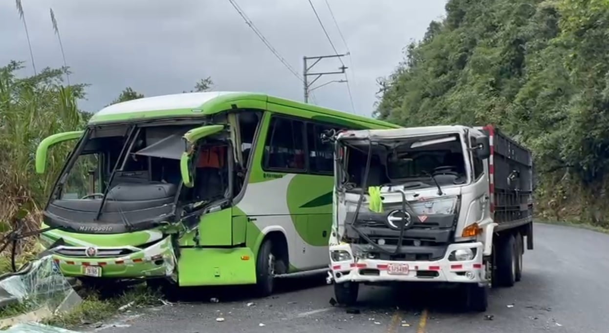 Un total de 11 personas fueron trasladadas a distintos centros médicos producto de la colisión. Foto Cruz Roja.
