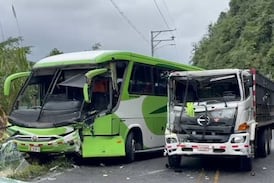 Violento choque entre bus, tráiler y camión dejó un saldo de 11 pasajeros trasladados a centros médicos