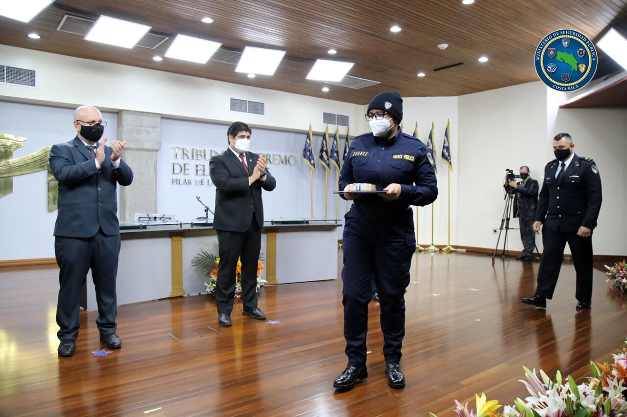 Kimberly Suárez, oficial que recibió disparo en la cabeza, recibe la medalla Cruz Escarlata. Foto MSP.