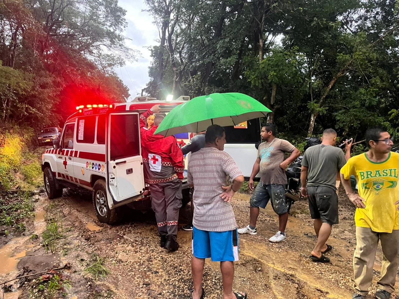 La Cruz Roja evacuó a 21 personas en Guanacaste debido a las inundaciones. Foto Cruz Roja.