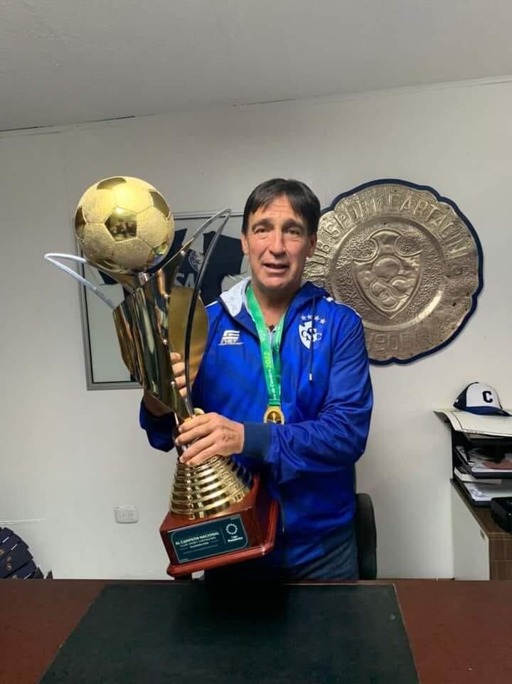 Calvo celebró con todo el título del cuadro brumoso. Facebook Ricardo Chacón.