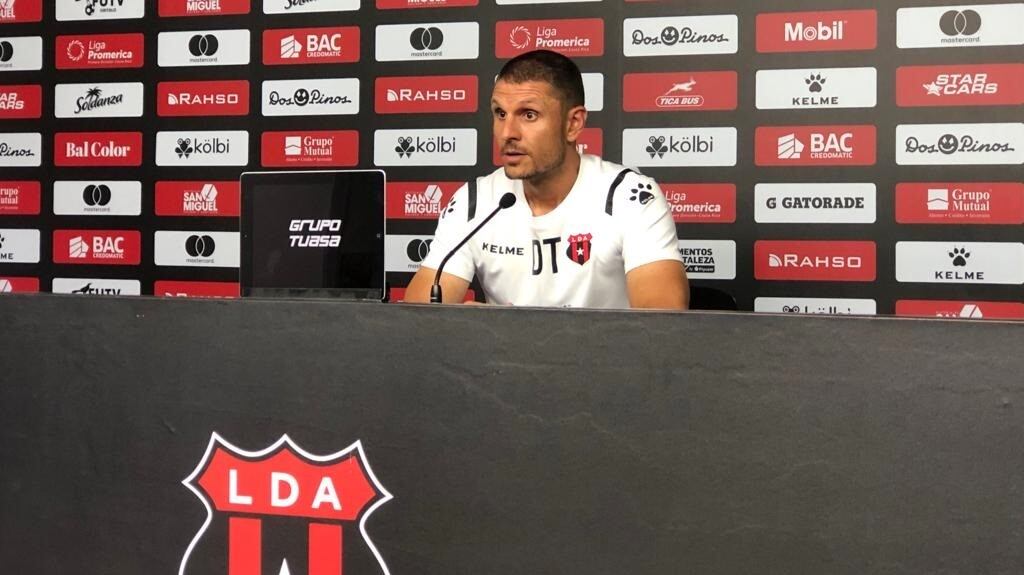 Albert Rudé, técnico de Alajuelense. Sergio Alvarado.