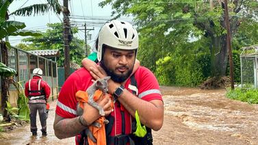 Cruz Roja rescata a 12 personas y a un pequeño gato de las inundaciones en Guanacaste