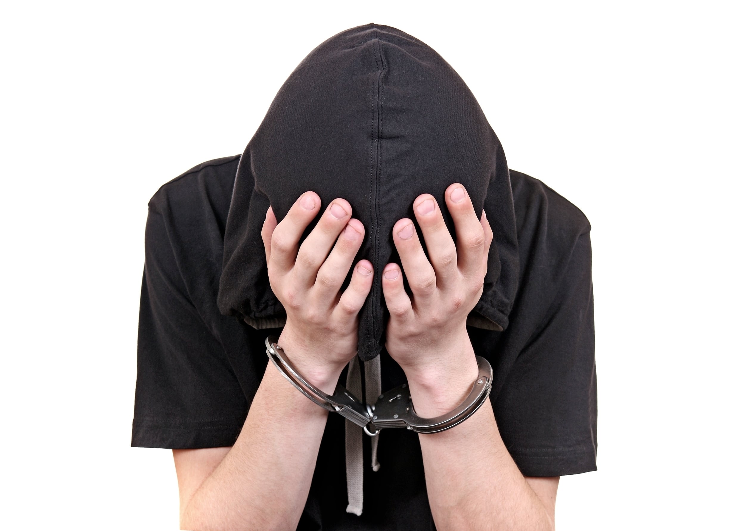 Joven adolescente en delincuencia esposado, con esposas, detenido, capturado