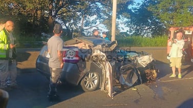 Impactante choque entre carro y bus provocó presas en la General Cañas