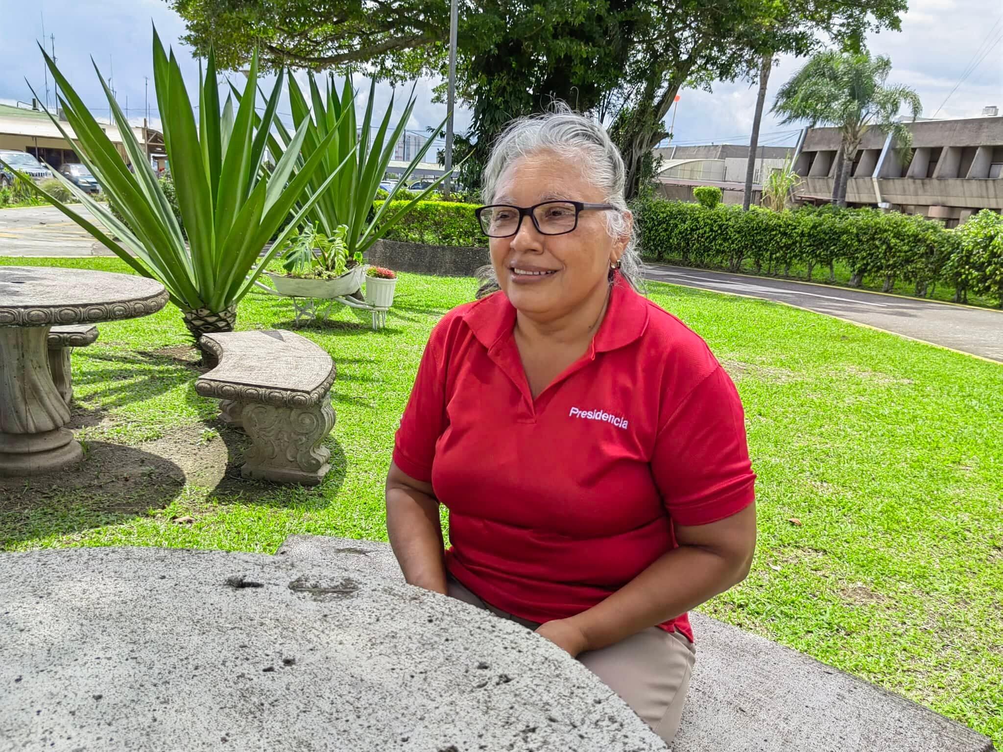 Doña Margarita Boniche Álvarez, trabaja en el departamento de limpieza de Casa Presidencial. Llegó para la presidencia de Rafael Ángel Calderón Fournier, en 1990 y ya nunca más se fue, este 15 de mayo se pensiona