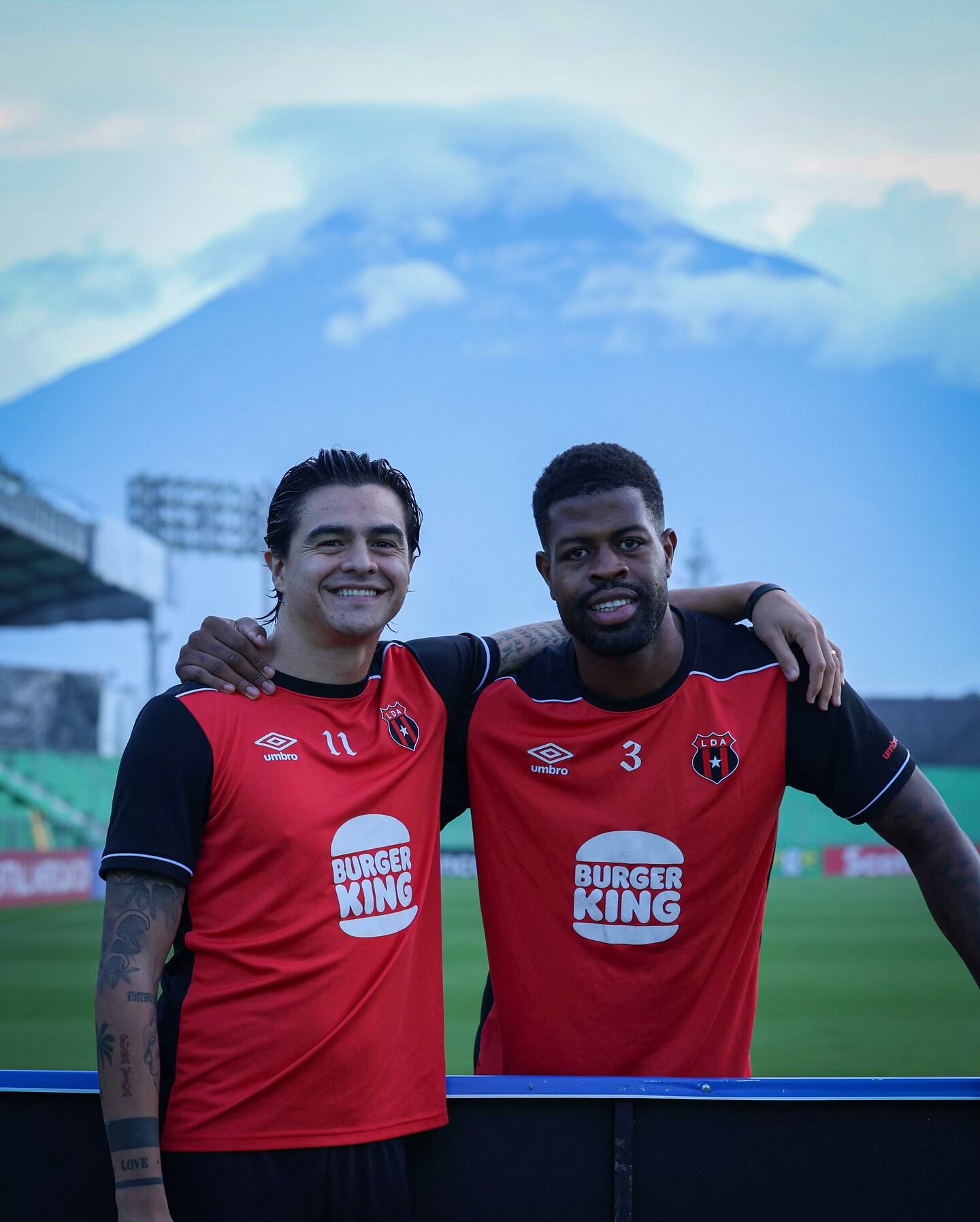 Diego Campos y Manjrekar James querían un recuerdo en el Estadio Pensativo con el volcán de fondo.
