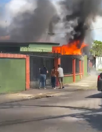 Incendio Quesada Durán, Zapote, con el resultado del fallecimiento de tres niños y un adulto.