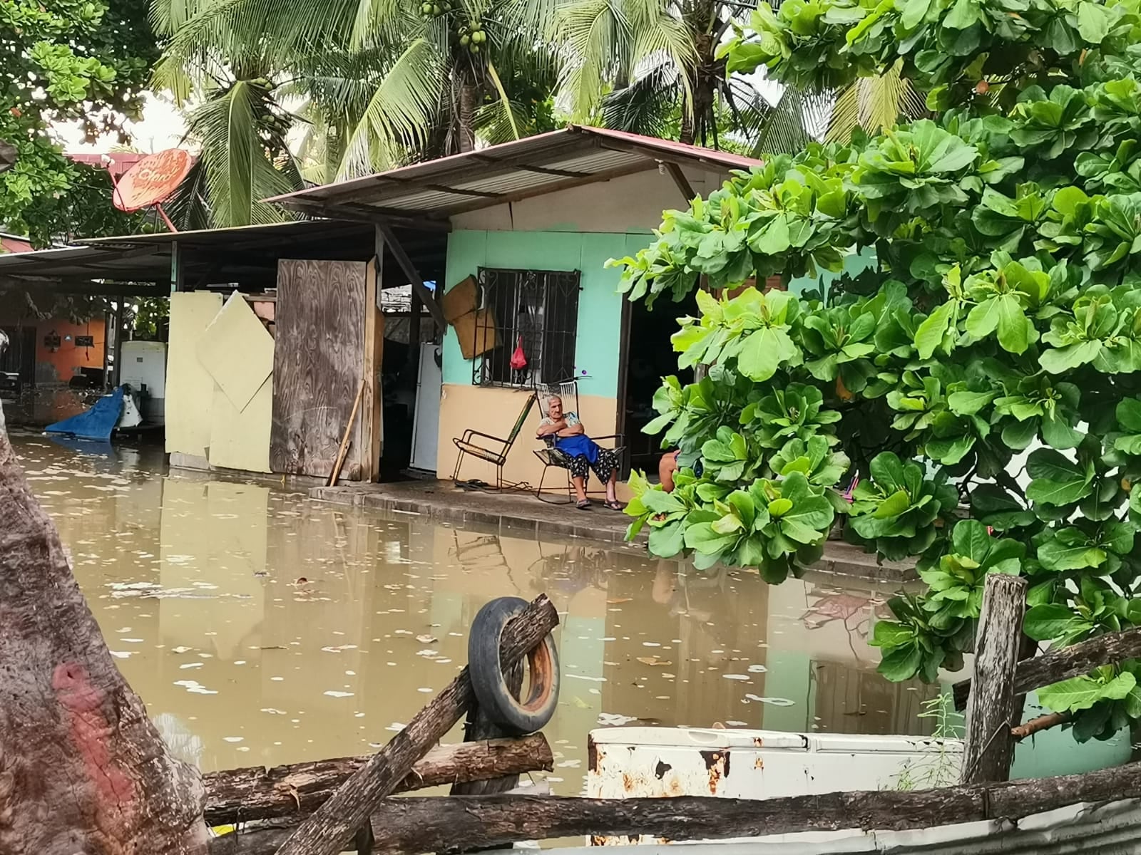 Fuerte oleaje afecta tres viviendas en Caldera