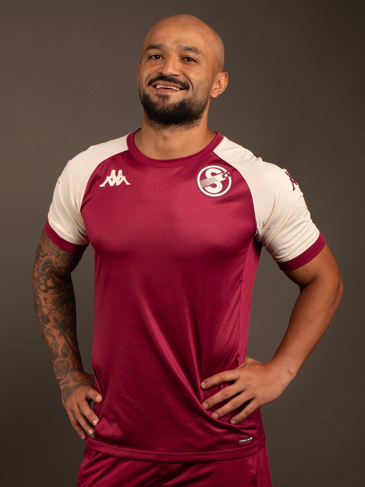 Ricardo Blanco modela las nuevas prendas del Saprissa. Fotos tomadas de Line Up.
