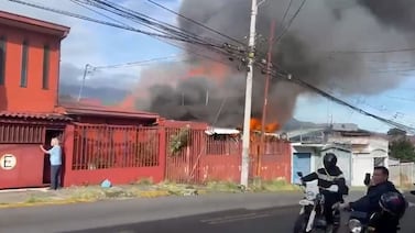 Casa queda totalmente envuelta en llamas en Desamparados