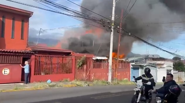 Una casa se quemó en Desamparados