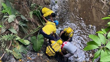 Mujer está muy grave luego de caer a río en Desamparados