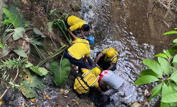 Bomberos rescataron a una mujer que cayó al río Jorco en Desamparados. Foto: Bomberos