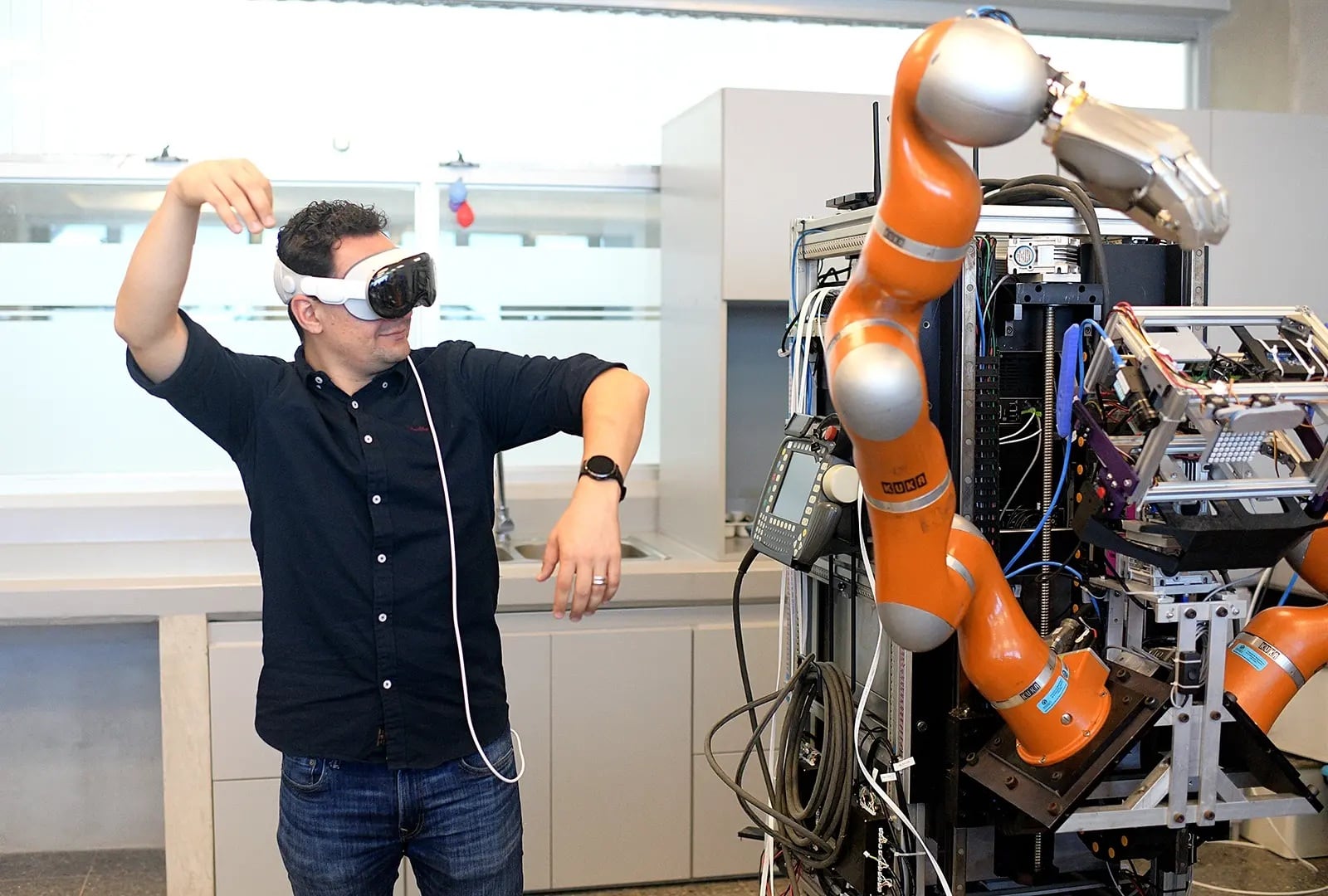 Con un trabajo único en su tipo en Centroamérica, el Arcos-Lab del Instituto de Investigación de Ingeniería (INII) y de la Escuela de Ingeniería Eléctrica de la Universidad de Costa Rica (UCR) destaca por alcanzar un hito: estudiar, diseñar y crear robots y sistemas cognitivos que ayuden a las personas en tareas de la vida diaria y en procesos industriales y comerciales.