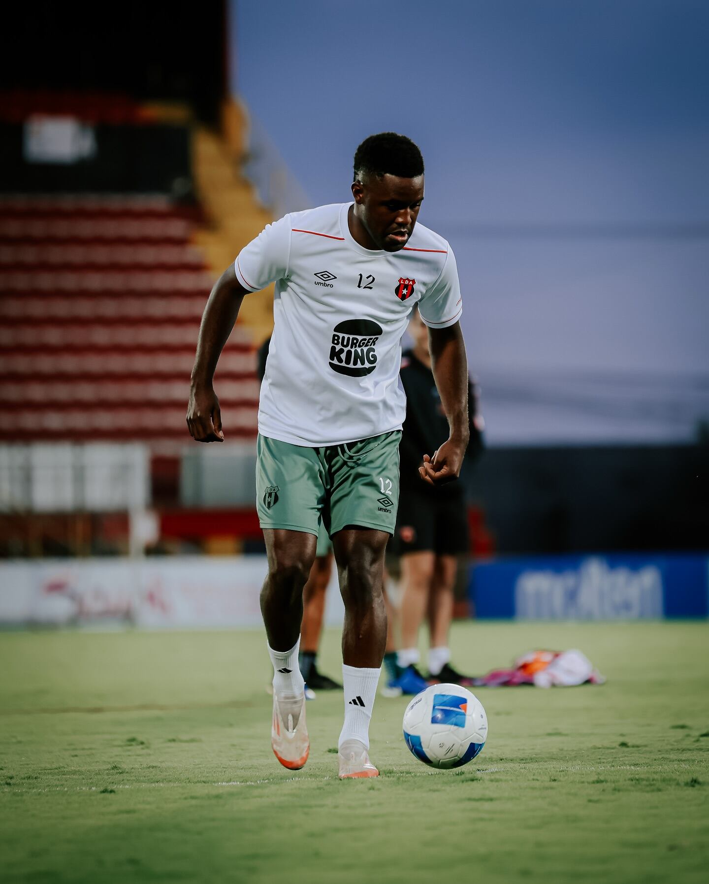 Joel Campbell aún no ha sido titular en este regreso a Liga Deportiva Alajuelense.