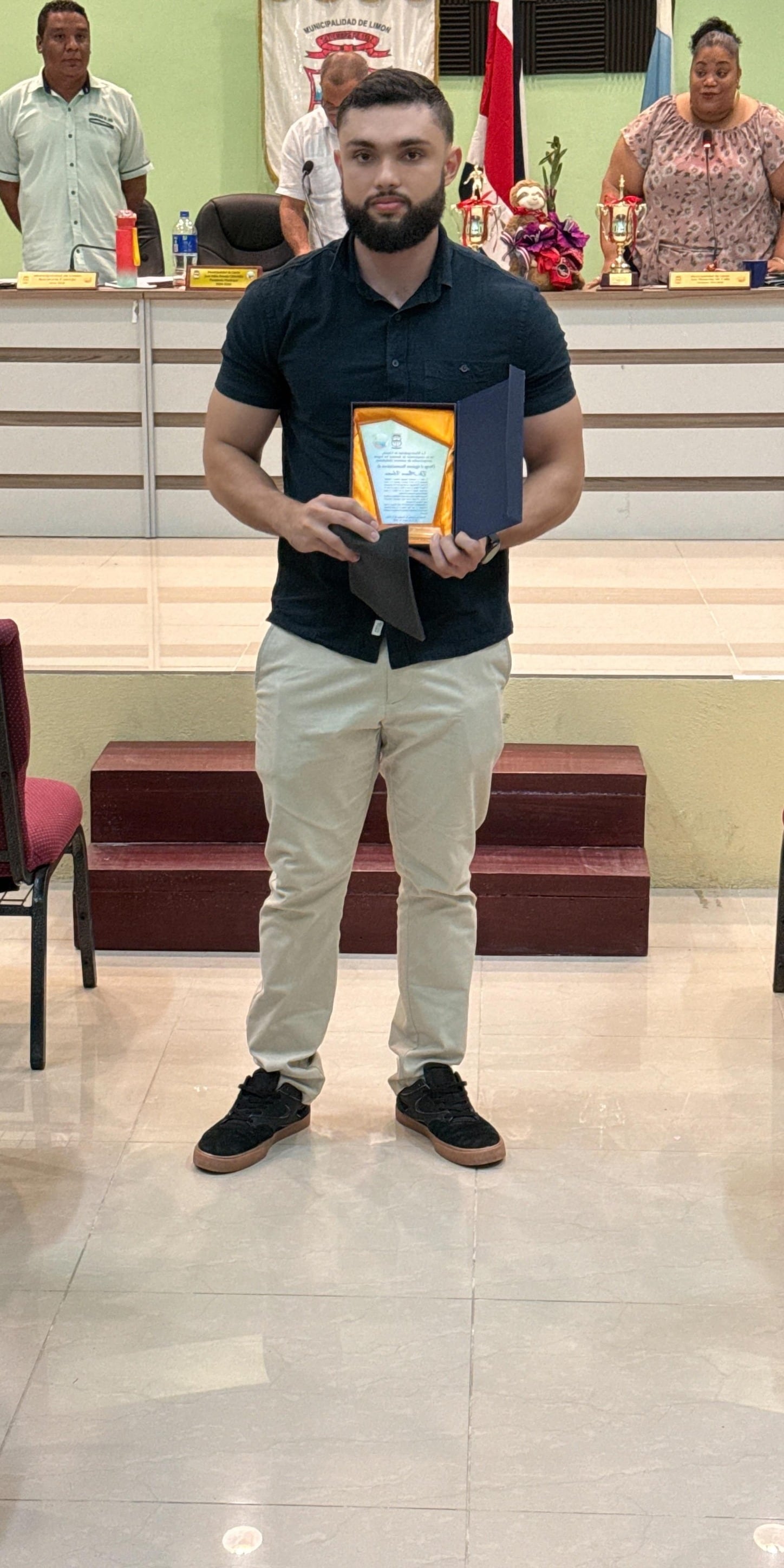 Álvaro Ureña Maxwell, joven médico, de apenas 26 años, dejó a todos con la boca abierta al sacar una de las mejores notas de ingreso a la especialidad de Neurocirugía de la Universidad de Costa Rica (UCR): un impresionante 99.