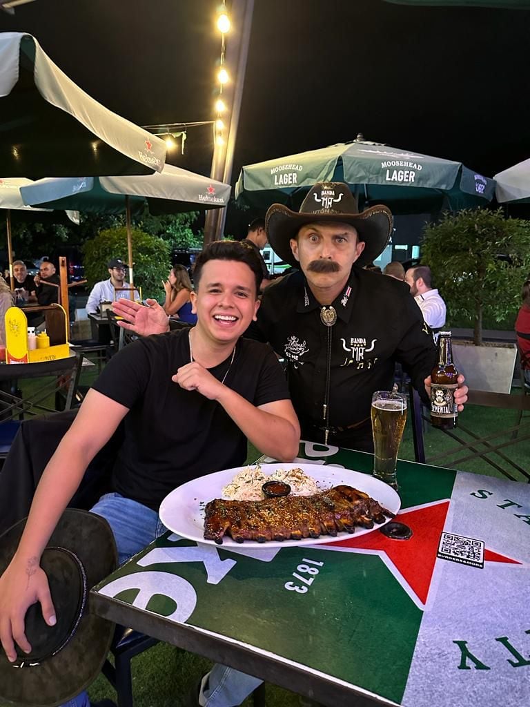 Roque Ramírez y su cerveza Semental, en honor a su personaje Misael Ramírez.