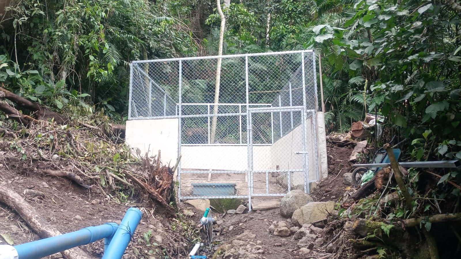 José Miguel Sandoval recorre la montaña para atender fugas de agua en Las Mesas de Paraíso.