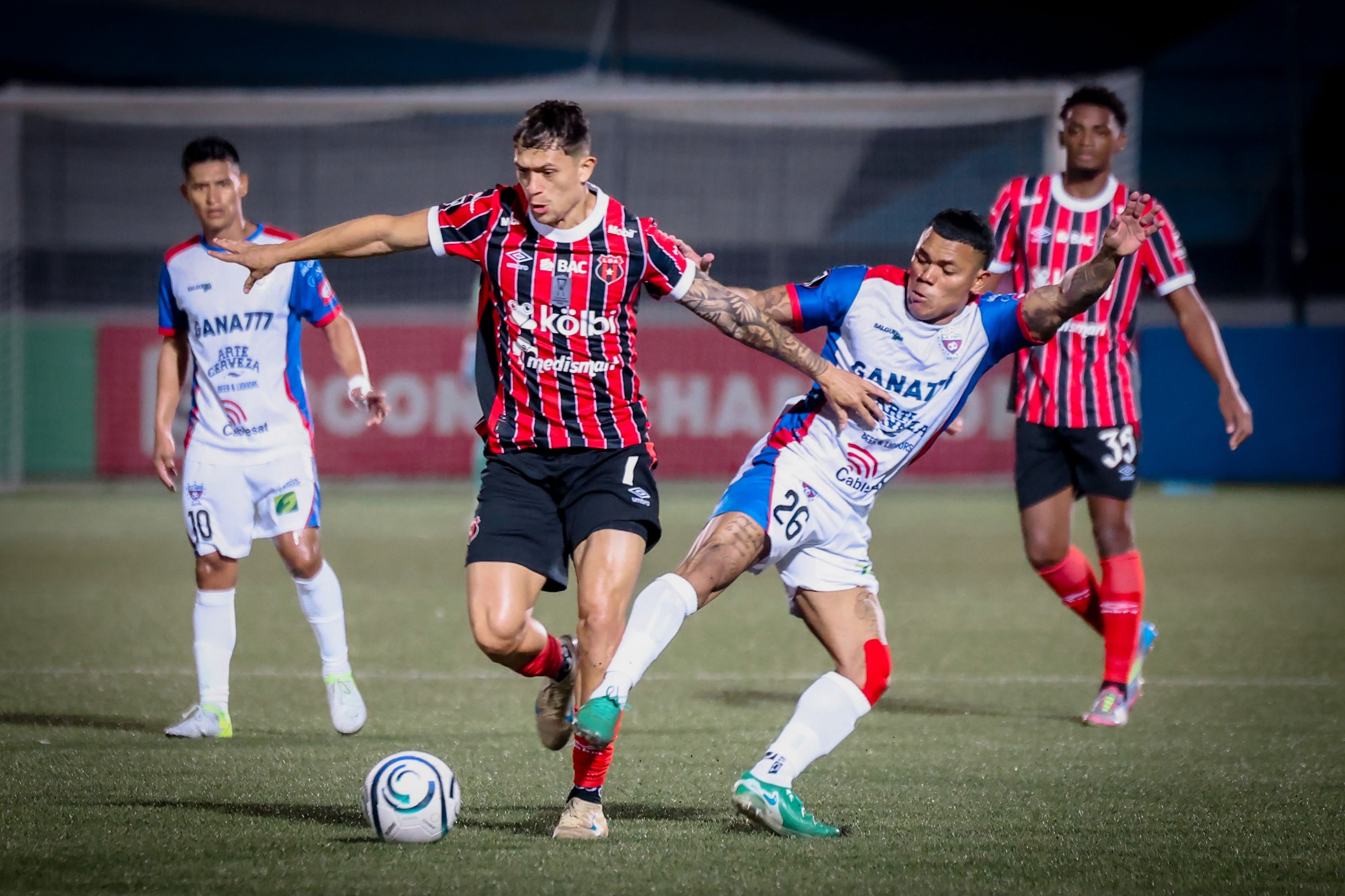 Anthony Hernández ingresó de cambio y aunque Liga Deportiva Alajuelense mejoró, en el complemento, siempre cayó ante Firpo.
