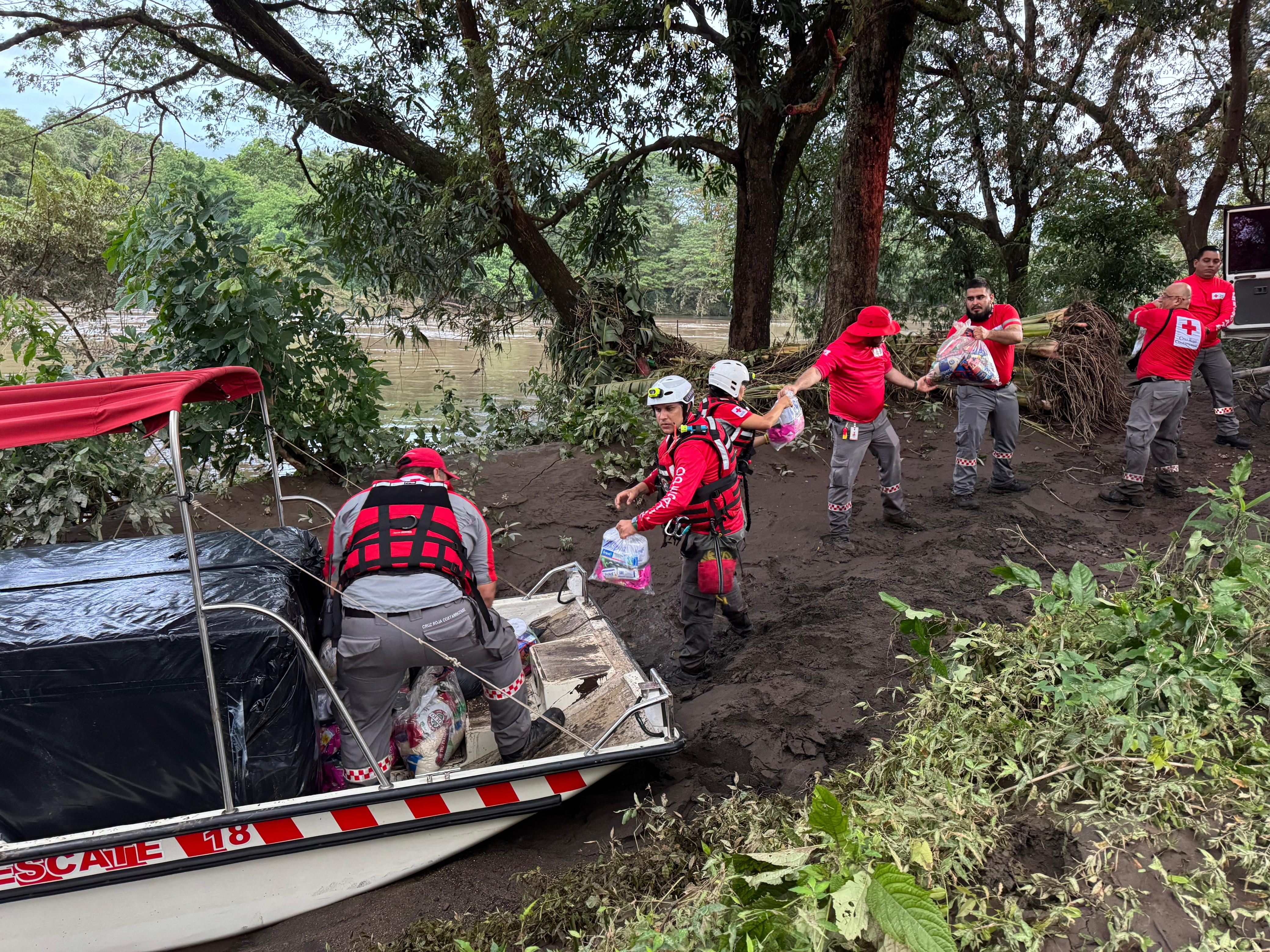 Varias familias del Pacífico afectadas por las inundaciones recibieron diarios salvadoreños este fin de semana.