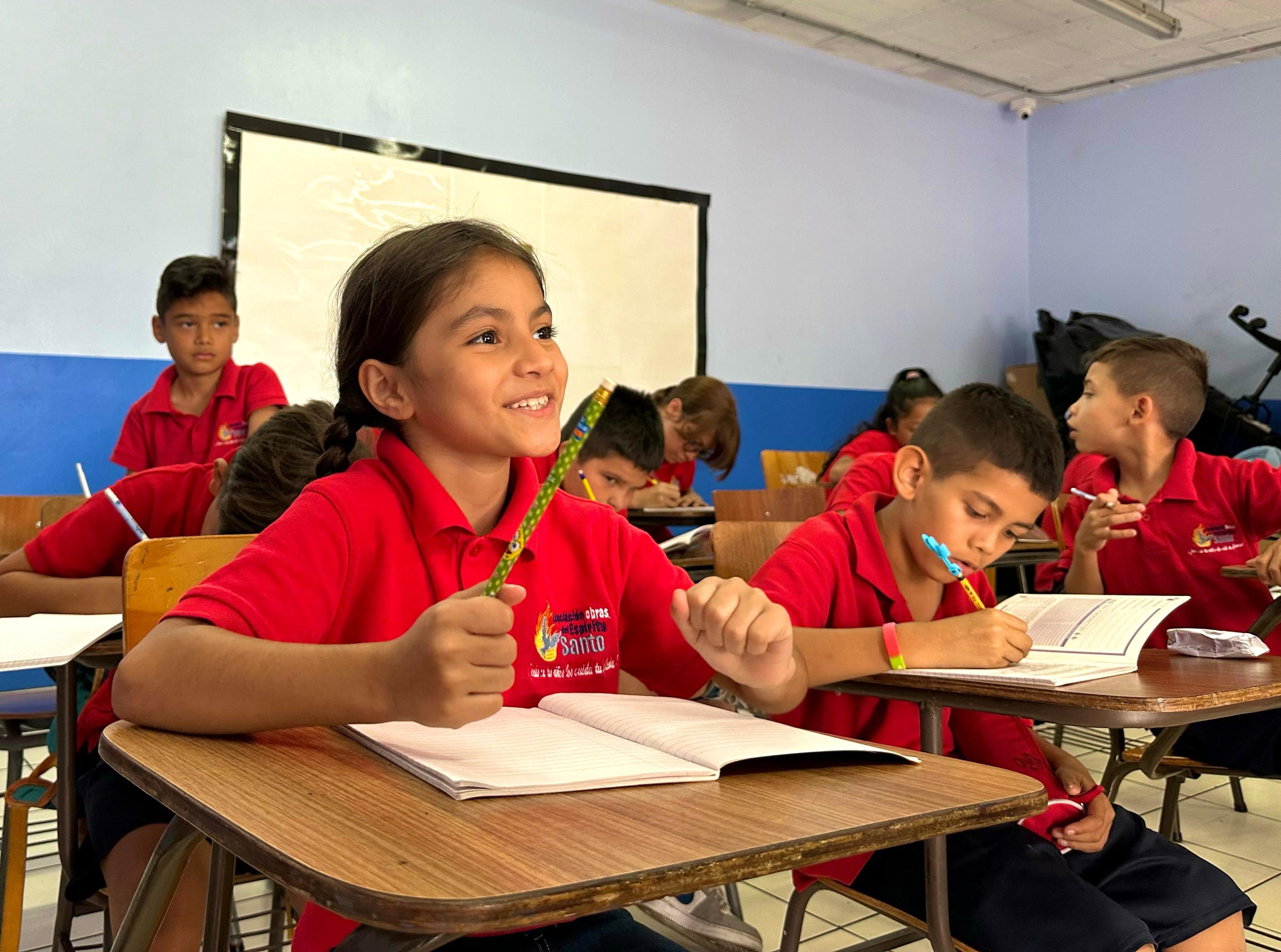 El padre Sergio Valverde, fundador y director de la Asociación Obras del Espíritu Santo, está corriendo para arriba y para abajo para poder conseguir los útiles y uniformes que ocupan los más de 17 mil niños que hoy le entran a clases.