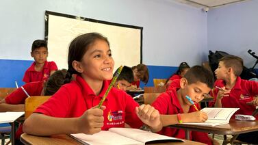 Curso lectivo 2025: el padre Sergio hace hasta lo imposible por darles útiles a 17 mil niños y jóvenes