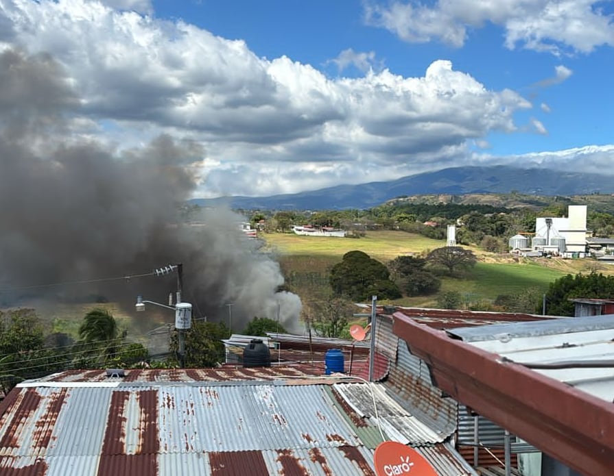 Incendio afecta varias viviendas en el precario Laura Chinchilla en San José de Alajuela