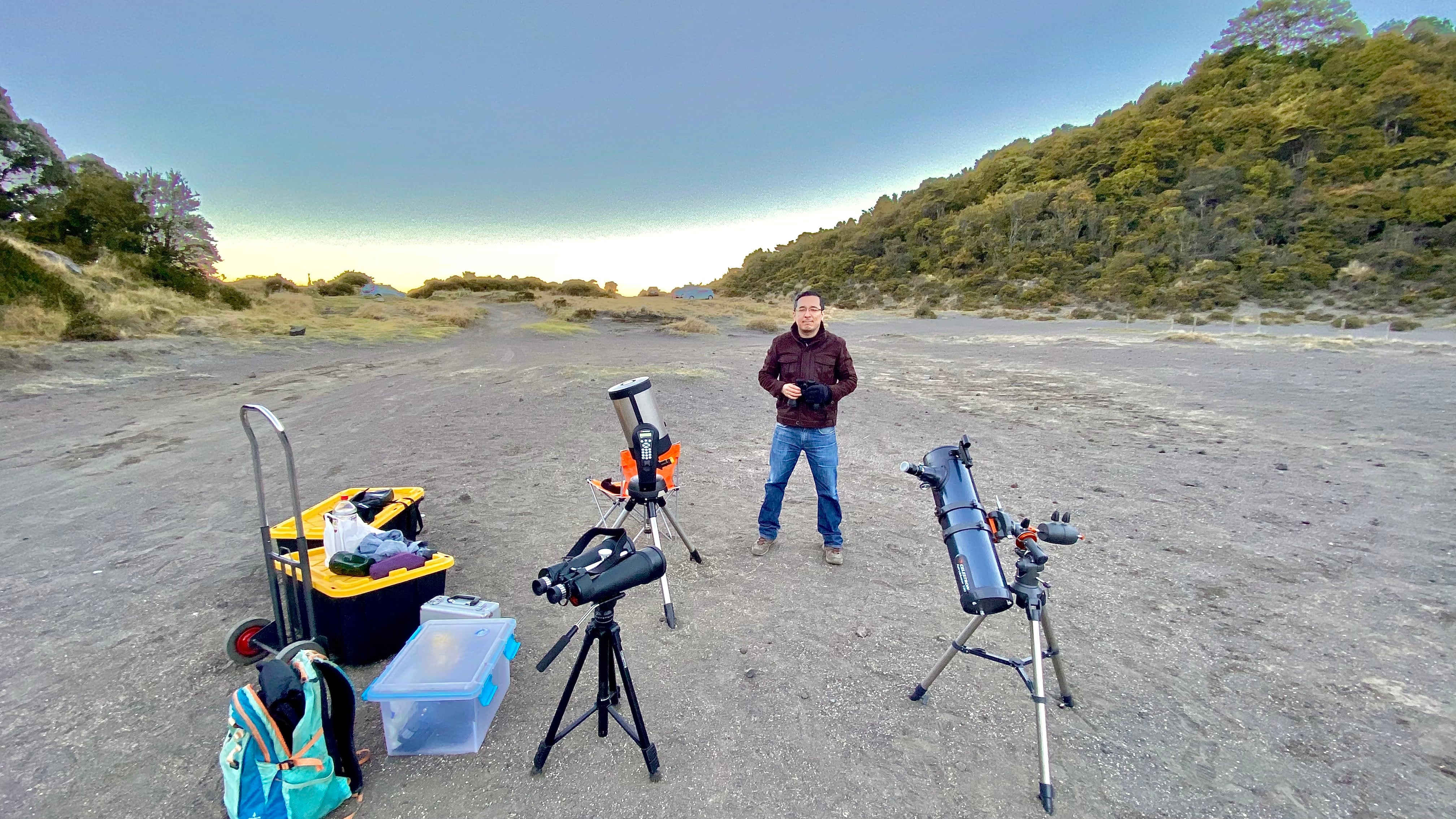 En Cieneguita de Limón, cuando Costa Rica dormía, un chiquillo se escapaba de su casa en las madrugadas para ver el cielo. Ese niño hoy es Homer Dávila Gutiérrez, tiene 45 y es el primer centroamericano en ser aceptado como miembro de la “Royal Astronomical Society” (Real Sociedad Astronómica)