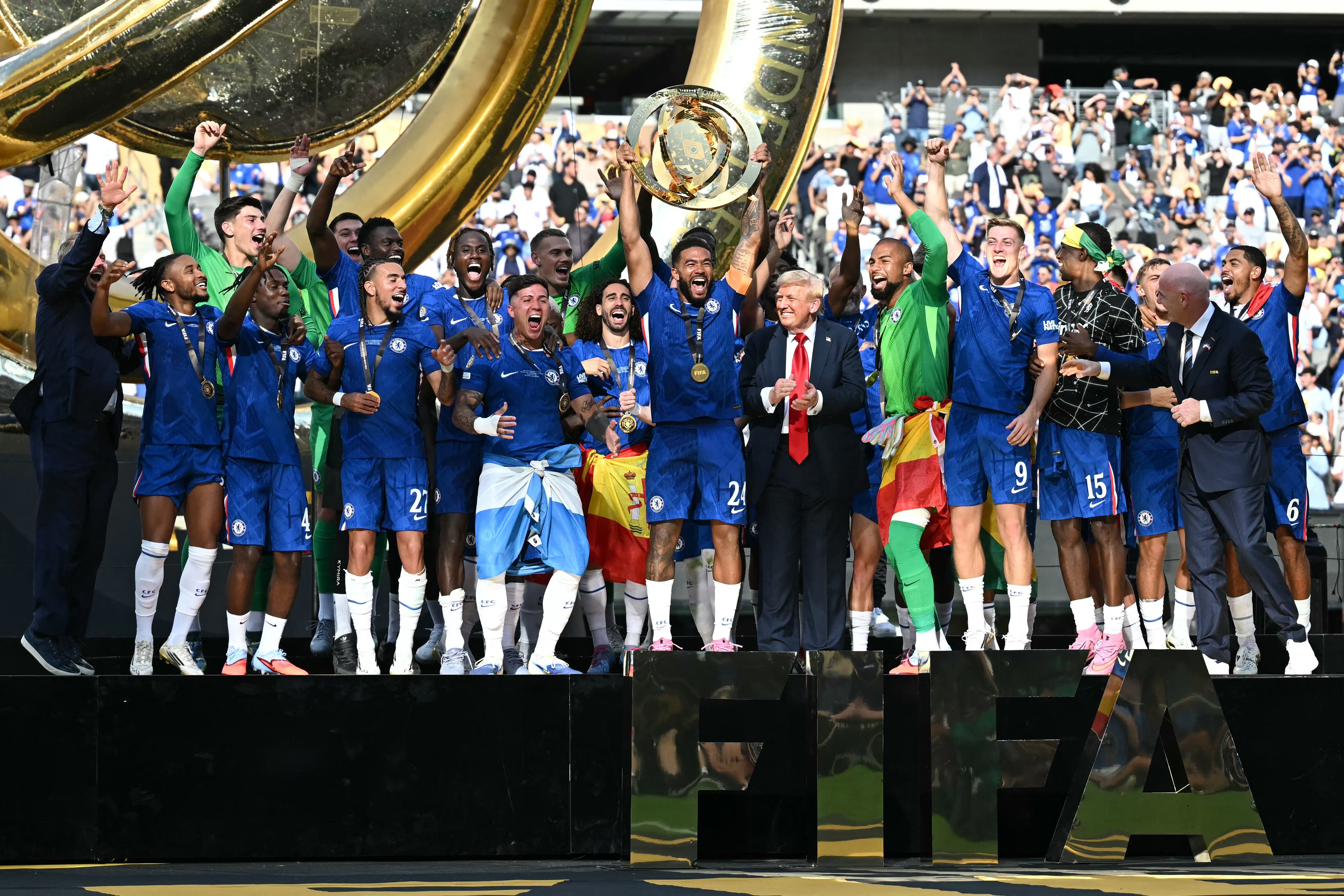 Los jugadores del Chelsea celebran con el trofeo junto al presidente de Estados Unidos, Donald Trump, durante la ceremonia de entrega de premios