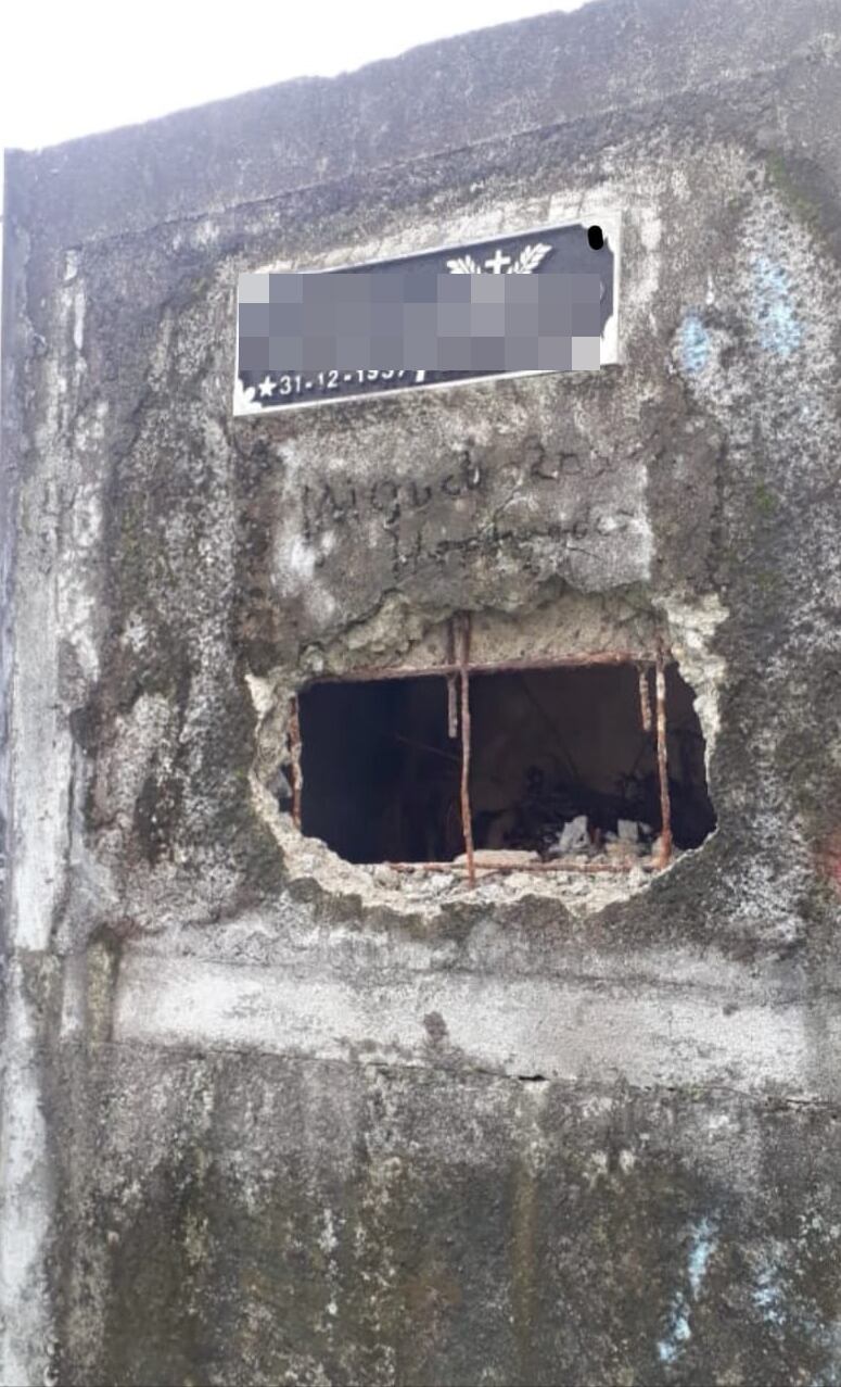 Profanan dos tumbas dentro del cementerio de Campo 5 en Cariari de Pococí. Foto Reyner Montero.