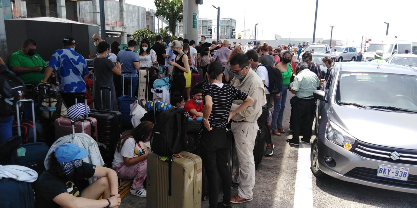 Avión de DHL accidentado en aeropuerto Juan Santamaría. Foto Shirley Vásquez.