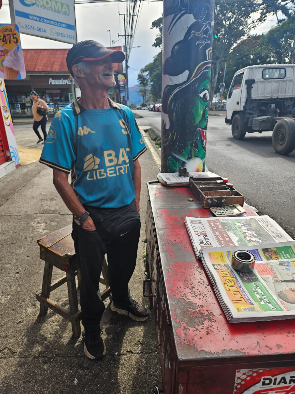 Gerardo “Chiqui” Solano tiene 75 años y más de dos décadas vendiendo periódicos en Paraíso.