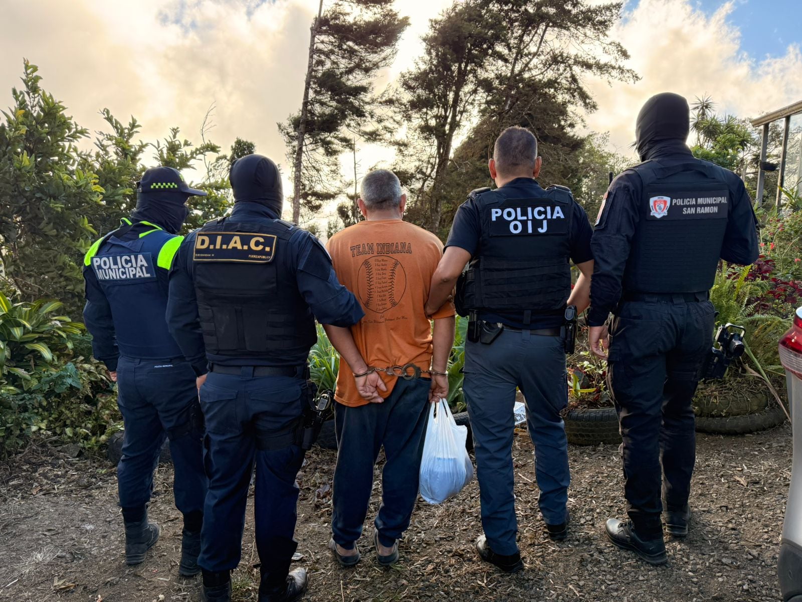 Detenidos y decomisos tras allanamientos en San Ramón por homicidios de dos finqueros.