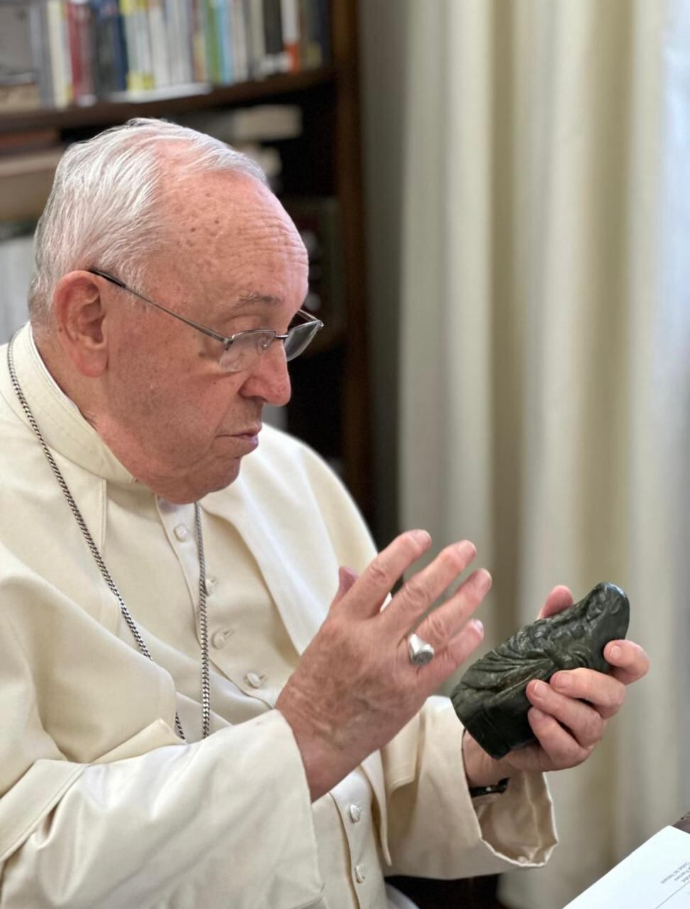 El papa Francisco bendijo a los ticos entre jícaras, café, el Negrito de Esquipulas y hasta chineó a la virgencita de los Ángeles, el pasado 26 de agosto en el Vaticano. Que nos cayera a los costarricenses la bendición papal justo para el mes de la Independencia fue obra del diácono Francisco Venegas Castro, quien ahora vive en Tilarán, pero nació y fue criado en Nandayure, Guanacaste.