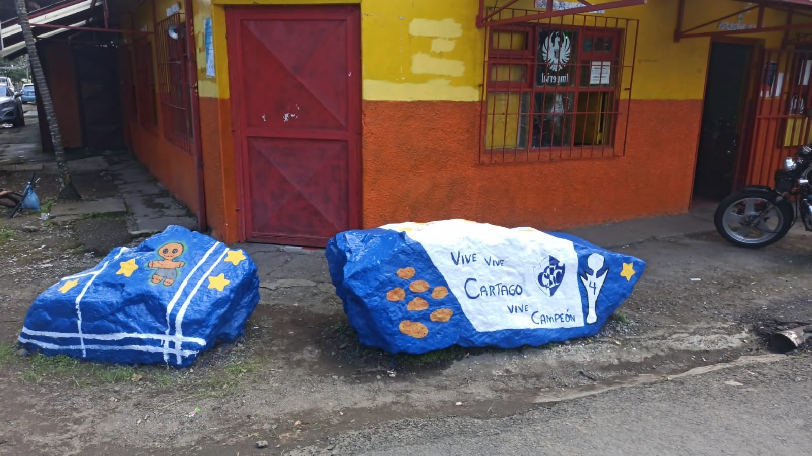 Las piedras que se ubican en el bar San Lorenzo ya tienen los colores del campeón nacional. Cortesía.