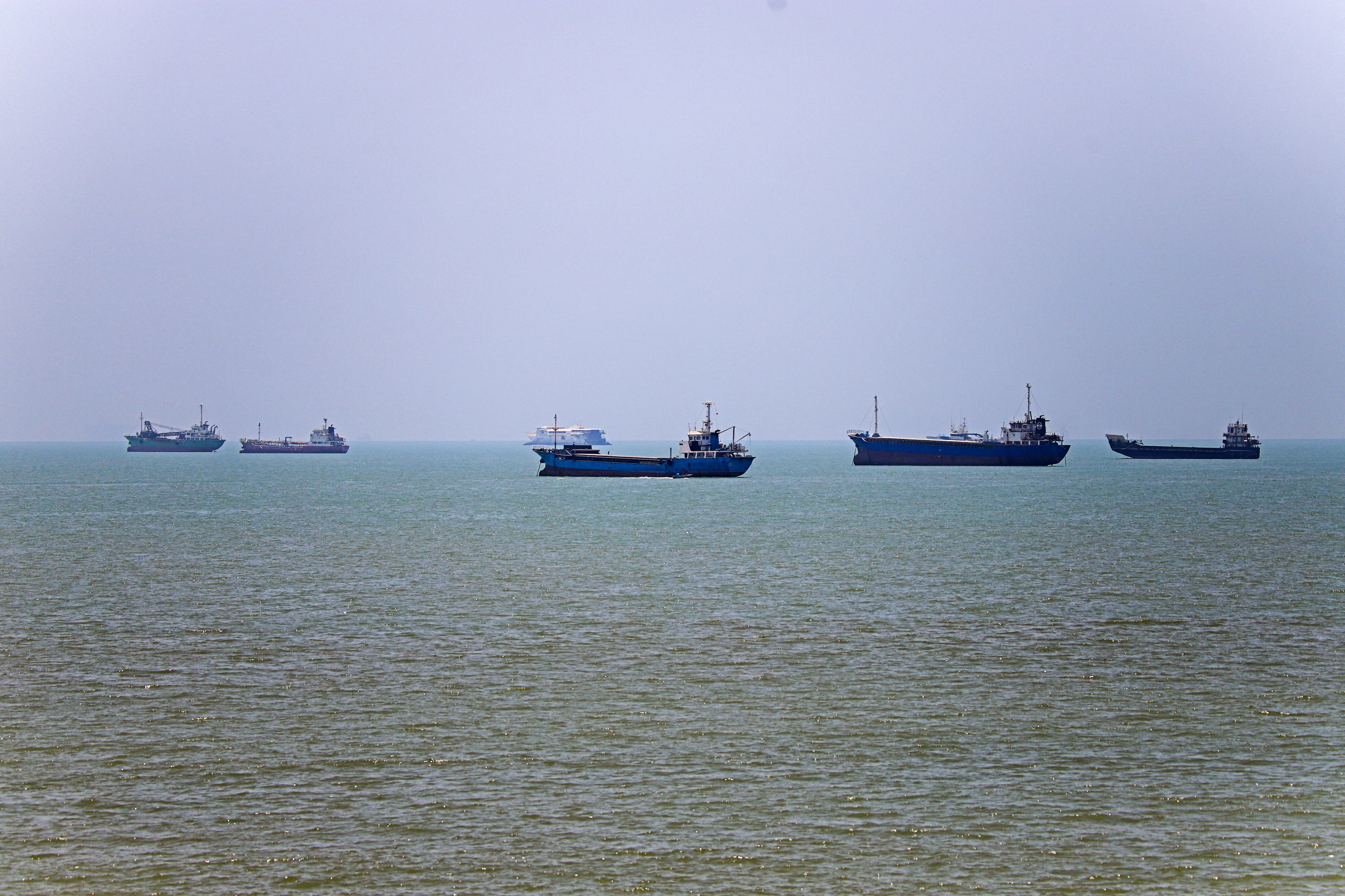 Imagen del 18 de junio de 2026 de buques anclados en Bandar Abbas, a lo largo del estrecho de Ormuz.