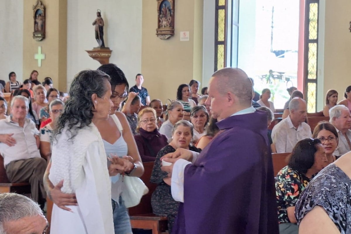 Doña Victoria Rocha, una vecina de más de 90 años de Ciudad Quesada, asegura que el cielo mismo le dio un mensaje que marcó su vida y por eso viste de  Blanco en Semana Santa.