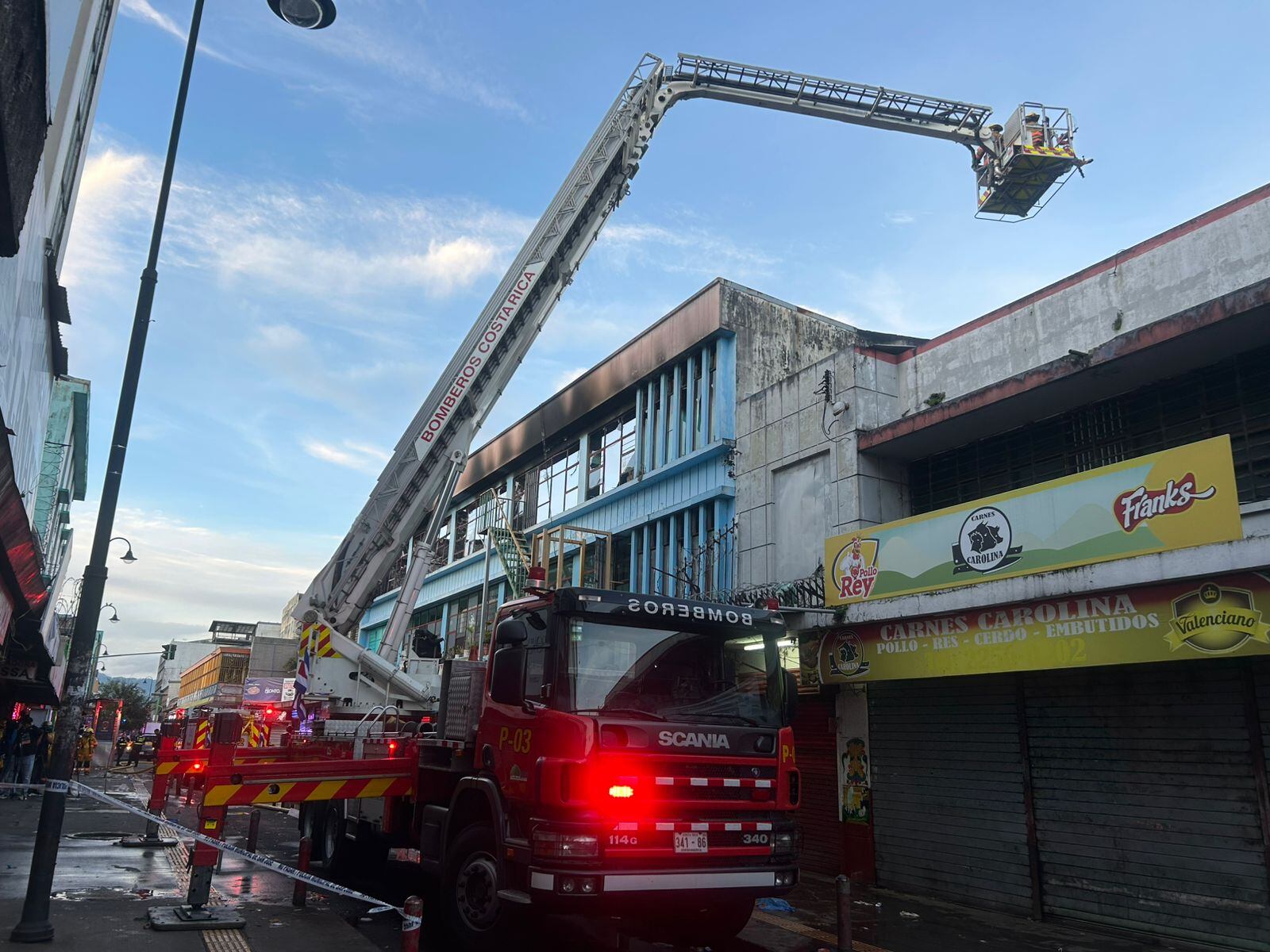 Cinco personas mueren en incendio en un hotel en San _José