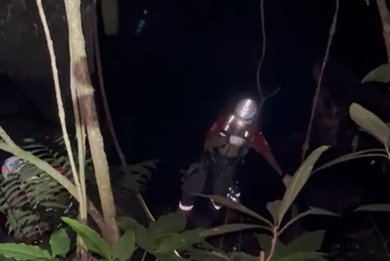 Rescatistas buscan a adulto mayor que cayó en un río la noche de este 5 de mayo en Carrizal de Alajuela.