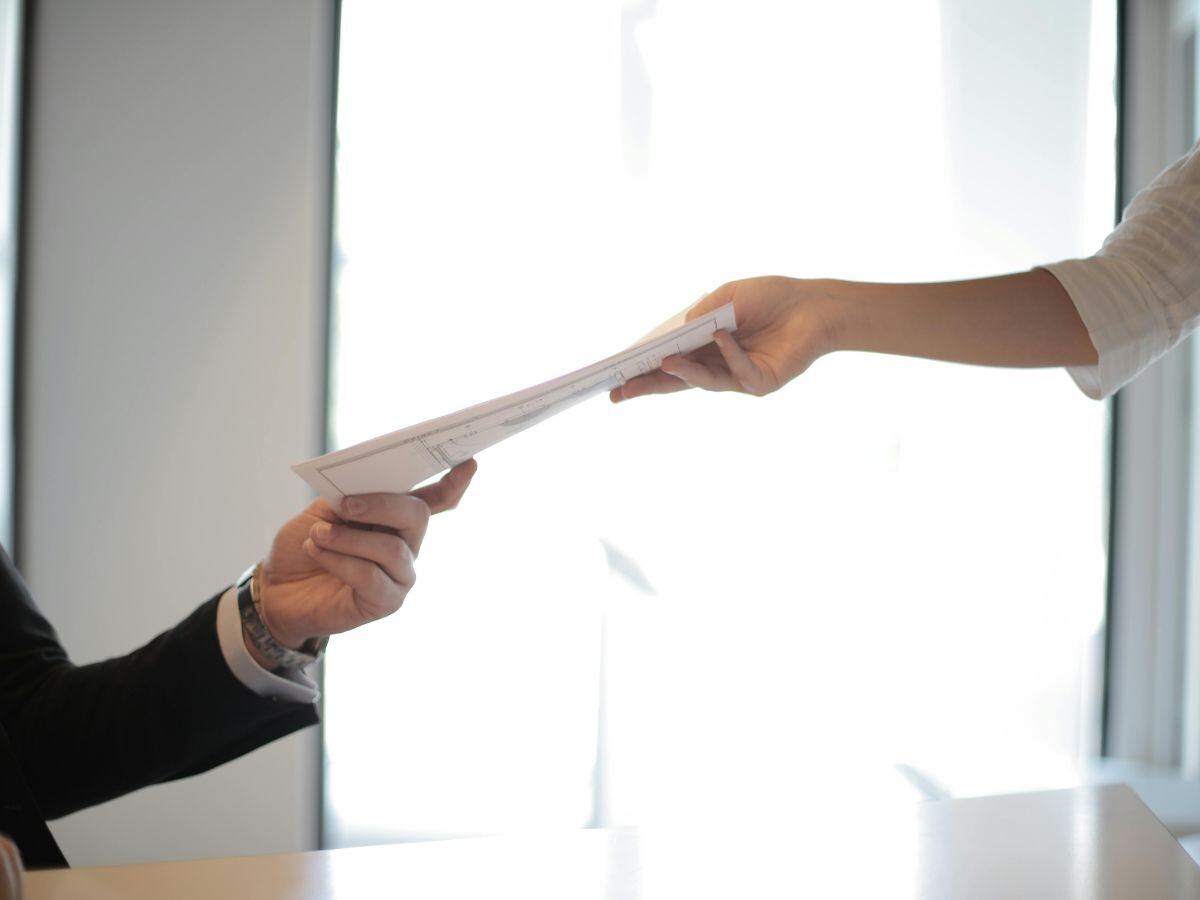 Si a usted lo han discriminado en una entrevista de trabajo por sus tatuajes o perforaciones, con este proyecto de ley va a estar cubierto.