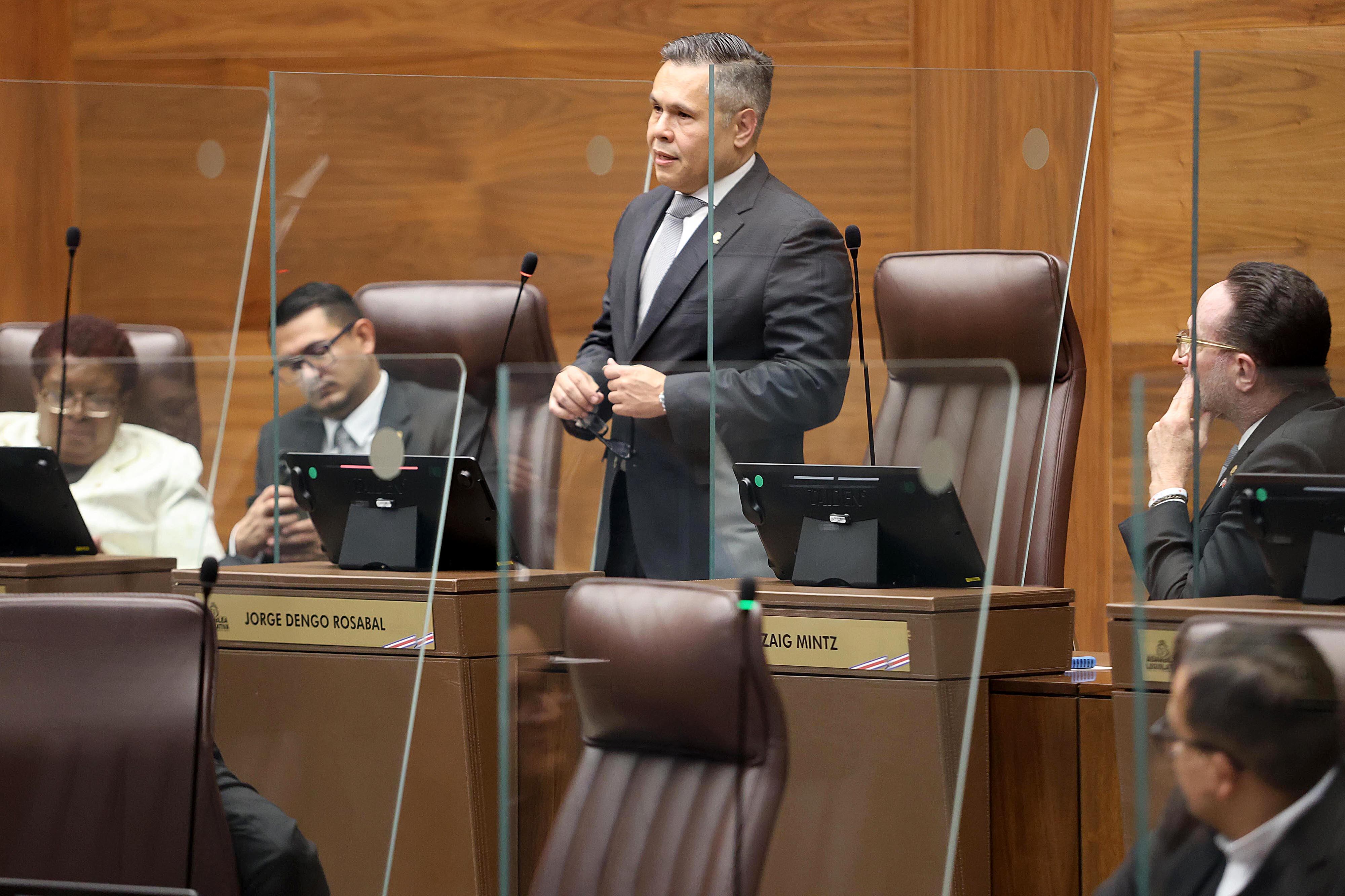 01/05/2024     Asamblea Legislativa. Sesión Solemne Primero de Mayo. Elección y cambio de directorio legislativo. Diputados despidieron a Jorge Dengo, quien renunció a su cargo para atender tema de salud que afecta su núcleo familiar . Foto: Rafael Pacheco Granados