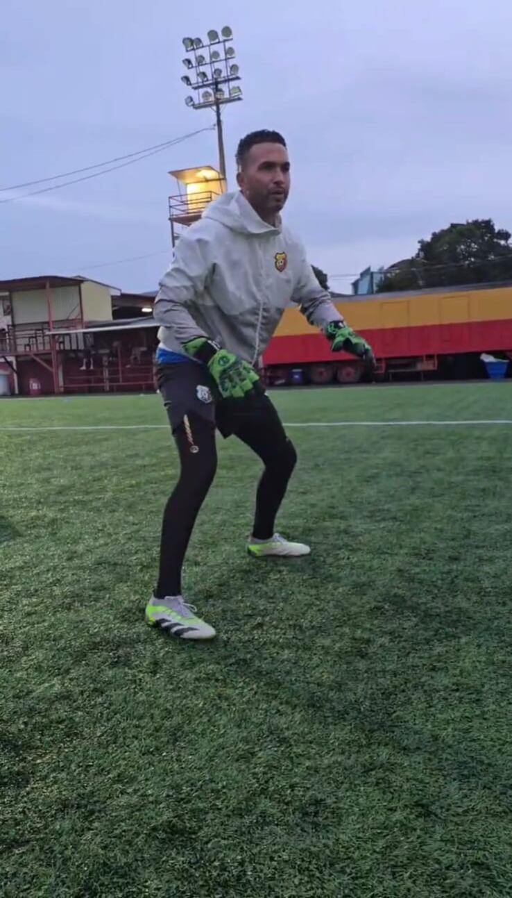 El portero Adrián de Lemos es preparador de porteros en el Herediano. Cortesía.