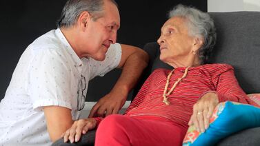 Actor Gustavo Rojas enfrenta con el alma a la triste y ruda enfermedad de su mamá