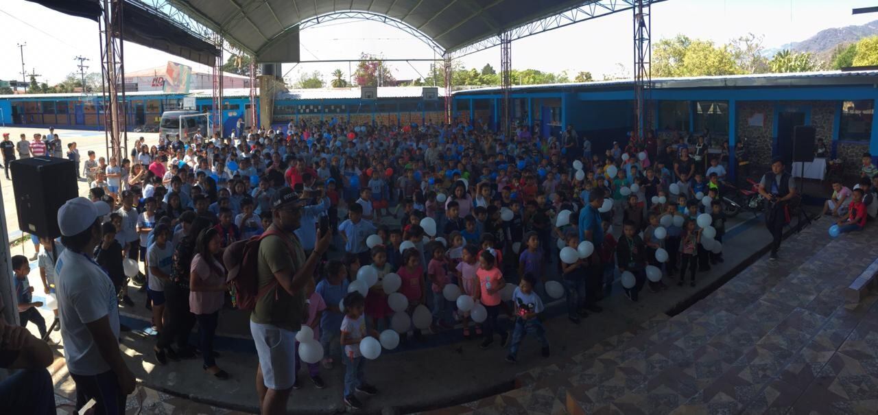 Tomasito recibido como estrella de rock en Guatemala