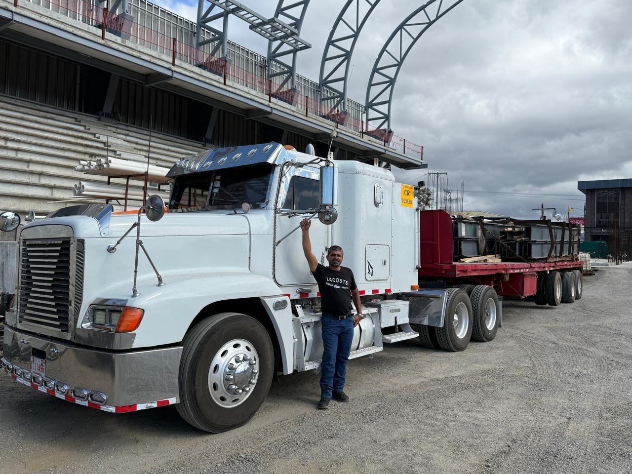 Herediano, llega material del edificio del sector norte del estadio Rosabal Cordero