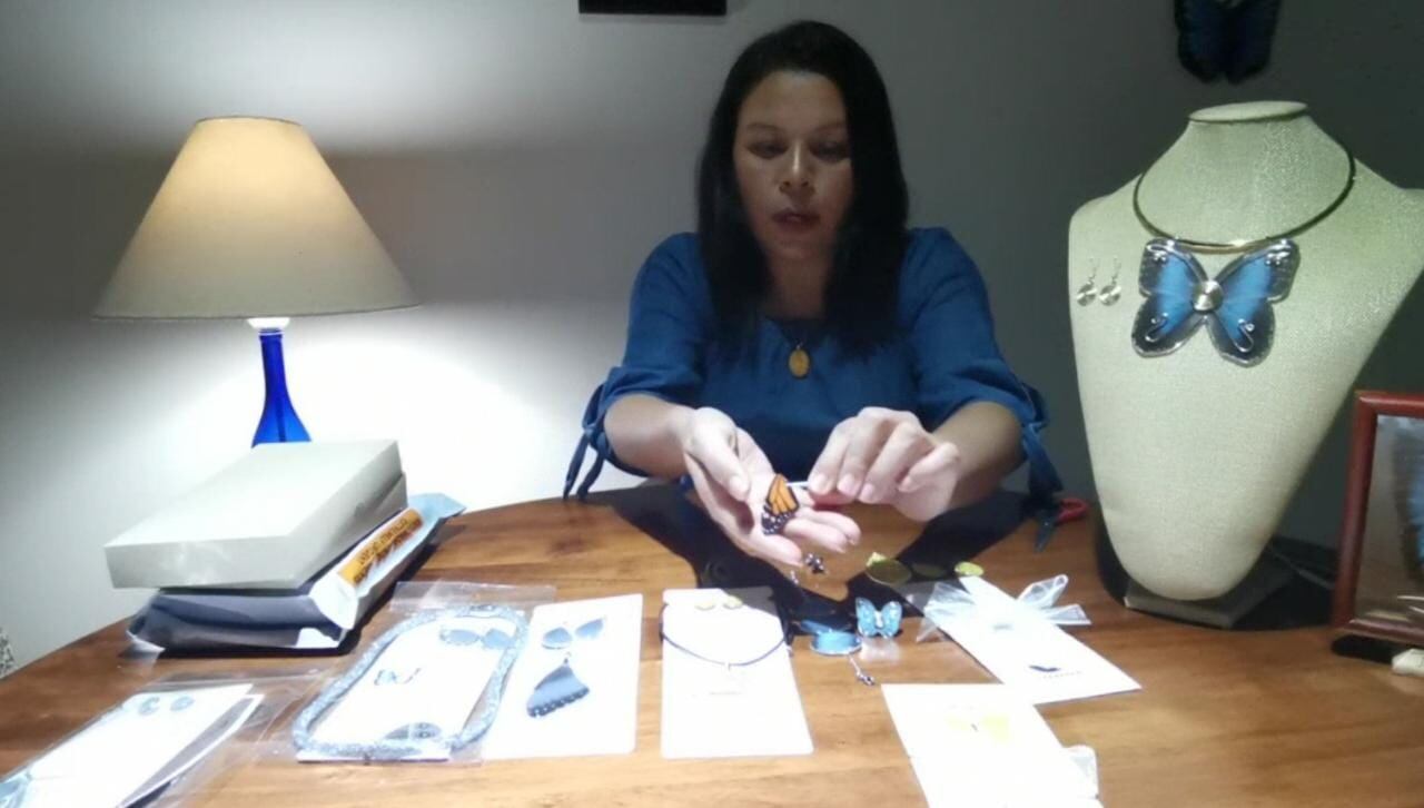 don Danilo Rodríguez y doña Mónica Rodríguez, un matrimonio sarchiceño que de la noche a la mañana tuvo que cerrar lo que fue su fuente de ingresos durante 14 años el Mariposario Sarchí. Ahora hacen joyería con alas de mariposas.